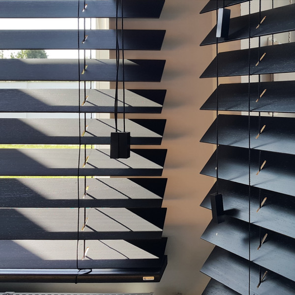 Żaluzja drewniana 70 mm.kol. czarny w  rozm. 120x160 cm