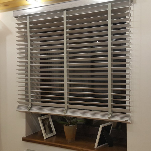 Żaluzja drewniana 50 mm rozm. 120x160 cm w kolorze szarym z kolekcji "Unique"