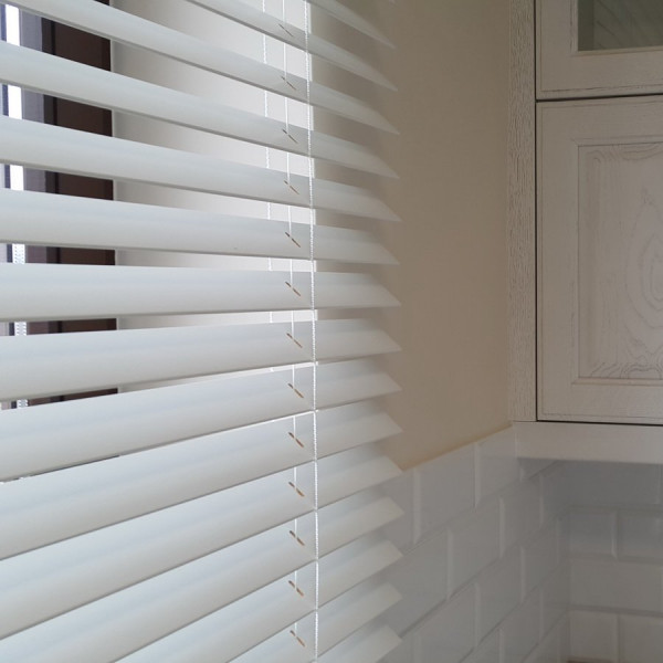 Żaluzja drewniana 50 mm rozm. 120x160 cm w kolorze szarym z kolekcji "Unique"