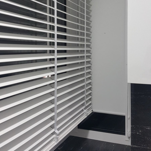 Żaluzja drewniana 50 mm rozm. 120x160 cm w kolorze brązowym