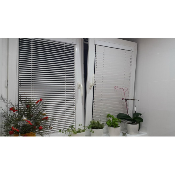 Żaluzja drewniana 25 mm biała w rozm. 60x120 cm z kolekcji "Modern"