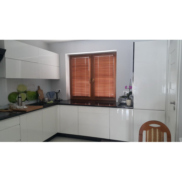 Żaluzja drewniana 25 mm biała w rozm. 60x120 cm z kolekcji "Modern"