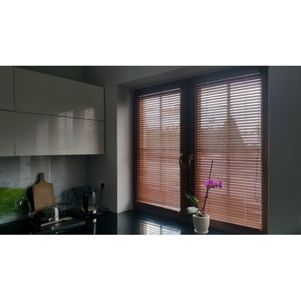 Żaluzja drewniana 25 mm biała w rozm. 60x120 cm z kolekcji "Modern"