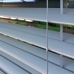 Żaluzja fasadowa Z90 z napędem elektrycznym pod zabudowę w elewacji 2