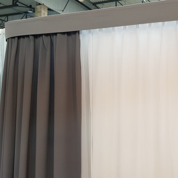 Zasłona zaciemniająca na fleksach z tkaniny Blackout