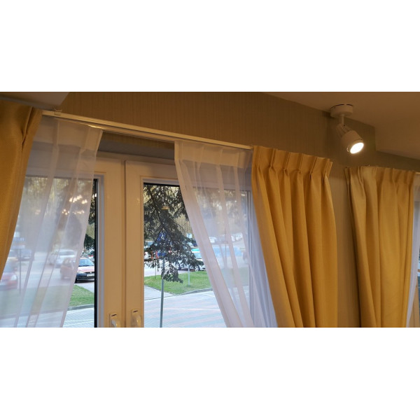 Zasłona zaciemniająca na fleksach z tkaniny Blackout