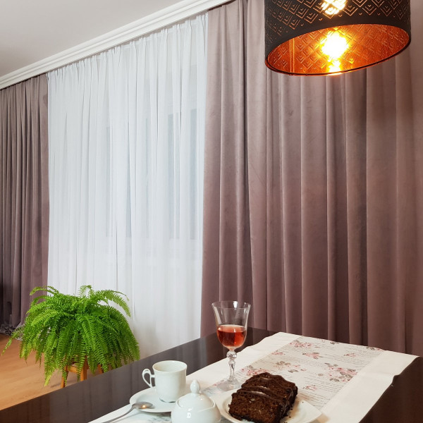 MAG 328 Gotowa zasłona zaciemniająca do salonu kol. wrzosowy szer. 140x240 cm