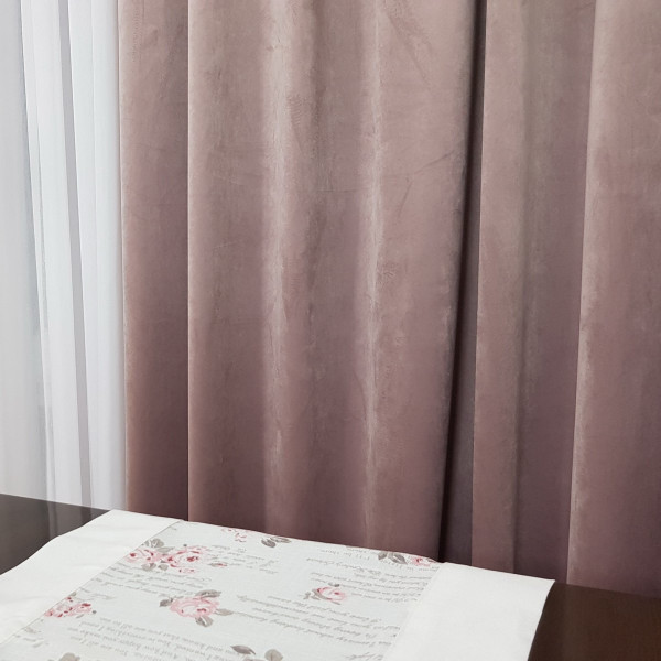 MAG 328 Gotowa zasłona zaciemniająca do salonu kol. wrzosowy szer. 140x240 cm