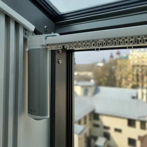 Nowoczesny karnisz elektryczny z napędem Somfy Glydea 230V