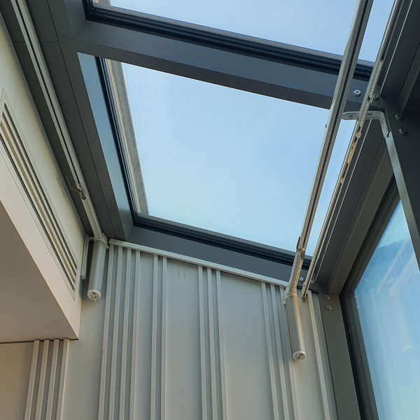 Nowoczesny karnisz elektryczny z napędem Somfy Glydea 230V