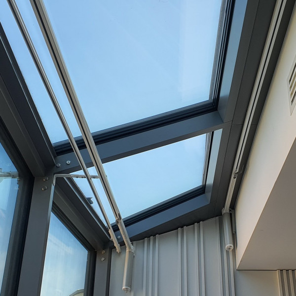 Nowoczesny karnisz elektryczny z napędem Somfy Glydea 230V