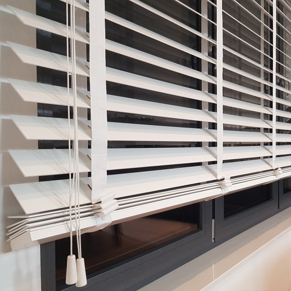 Żaluzja drewniana biała 70mm w rozm. 160x170 cm