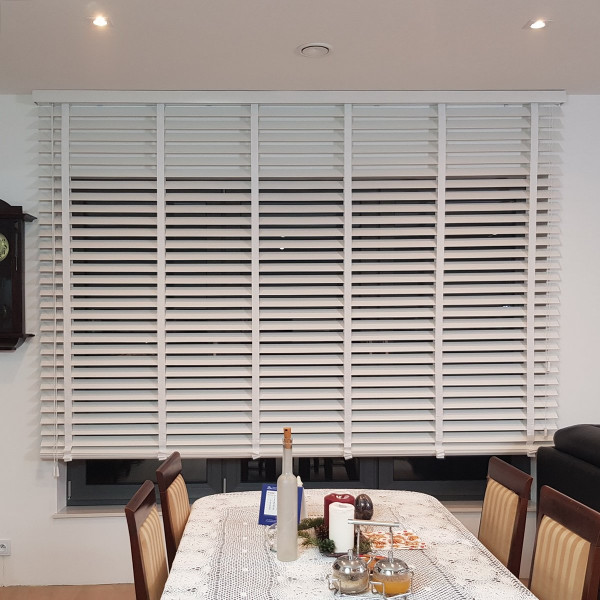 Żaluzja drewniana biała 70mm w rozm. 160x170 cm