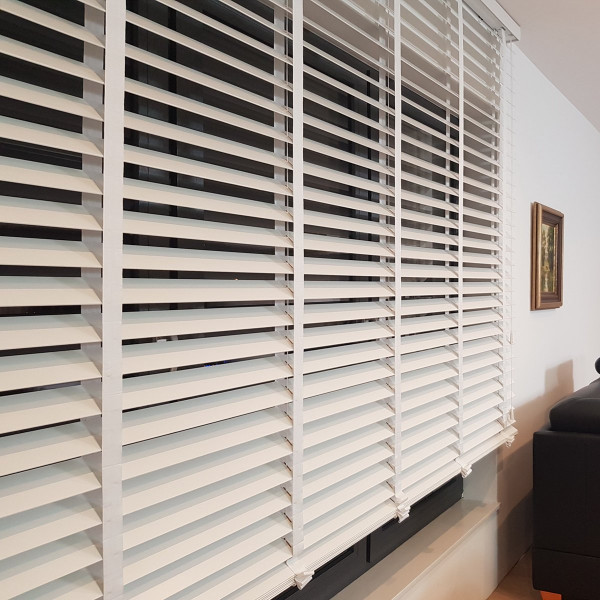 Żaluzja drewniana biała 70mm w rozm. 160x170 cm