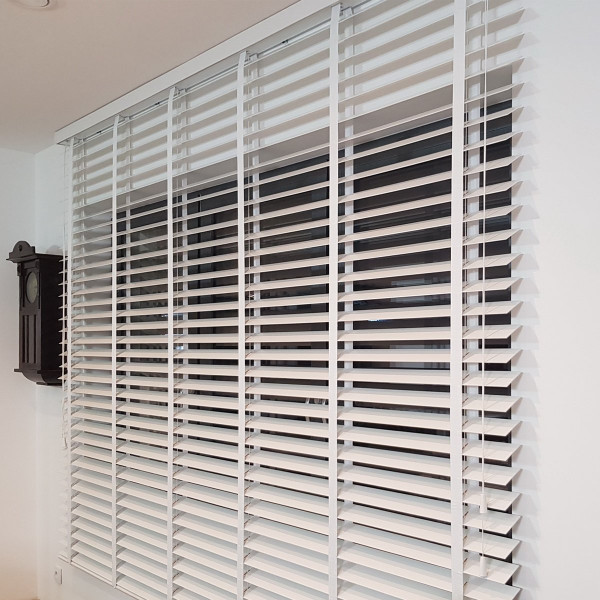 Żaluzja drewniana biała 70mm w rozm. 160x170 cm