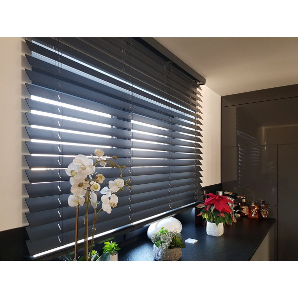 Żaluzja drewniana antracyt 70mm z napędem elektrycznym w rozm. 190x160 cm