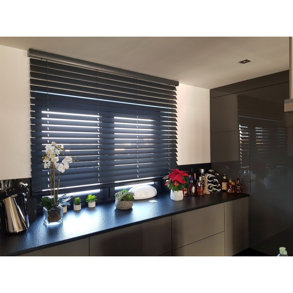 Żaluzja drewniana antracyt 70mm z napędem elektrycznym w rozm. 190x160 cm