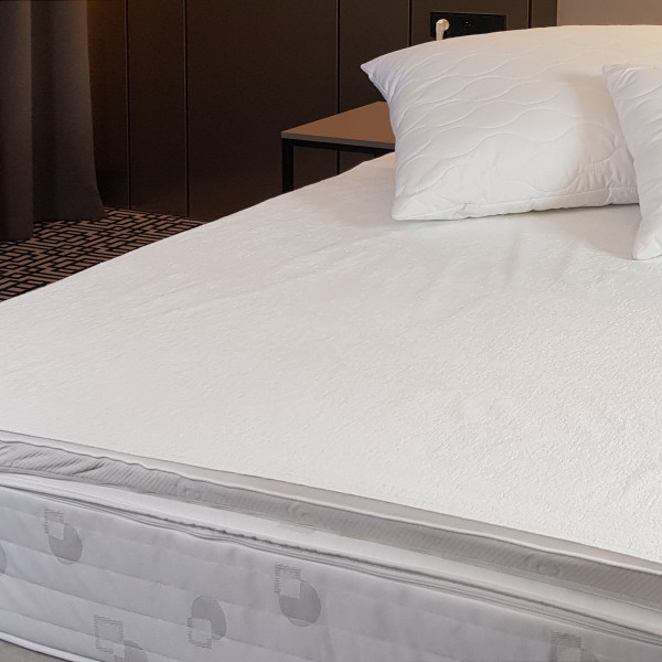 Ochraniacz na materac z gumkami w rozm. 140x200 cm