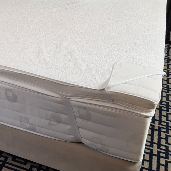 Ochraniacz na materac z gumkami w rozm. 180x200 cm