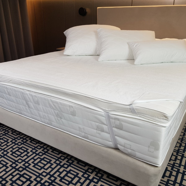 Ochraniacz na materac z gumkami w rozm. 220x200 cm