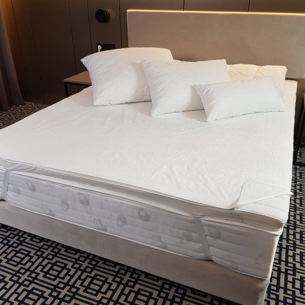 Ochraniacz na materac z gumkami w rozm. 90x200 cm za 10 szt.