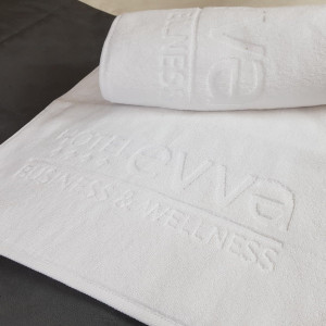 Ręczniki z tłoczonym logo w rozm. 50x100 cm za 200 szt. 2