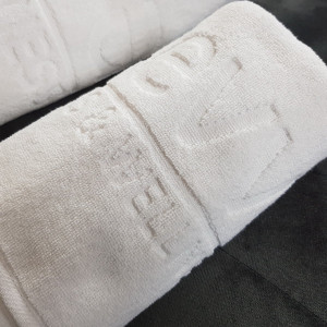 Ręczniki z tłoczonym logo w rozm. 70x140 cm za 200 szt. 2