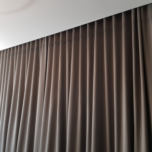 MAG 334 Zasłona hotelowa blackout na fali w rozm. 300x250 cm za 10 szt.
