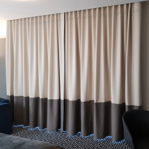 MAG 336 Dwukolorowa zasłona hotelowa blackout w rozm. 145x250 cm za 10 szt.