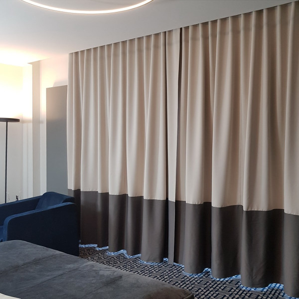 MAG 336 Zaciemniająca zasłona hotelowa blackout na fali w rozm. 145x250 cm