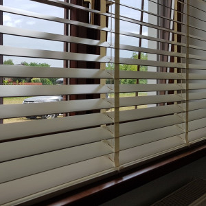 Żaluzja drewniana biała 50 mm w rozm. 200x200 cm MODERN 2