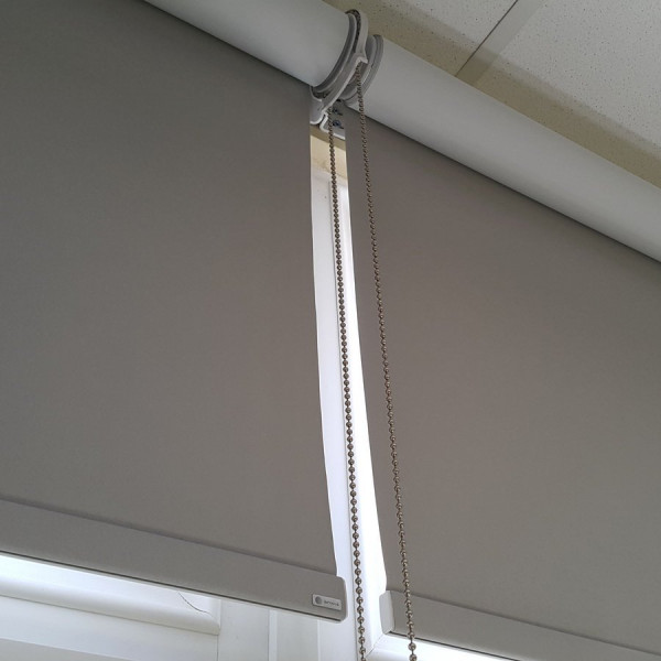 RM 40 Roleta zaciemniająca w rozm. 153 x 210 cm elektryczna