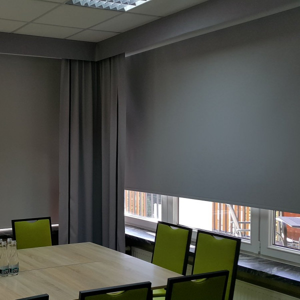 RM 40 Roleta zaciemniająca w rozm. 153 x 210 cm elektryczna