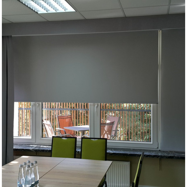 RM 40 Roleta zaciemniająca w rozm. 153 x 210 cm elektryczna
