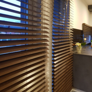 Żaluzja drewniana 70 mm w kolorze mahoń rozm. 170x250 cm 2