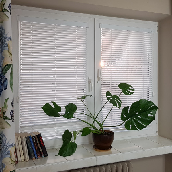 Żaluzja drewniana biała 25 mm do sypialni w rozm. 59x120 cm