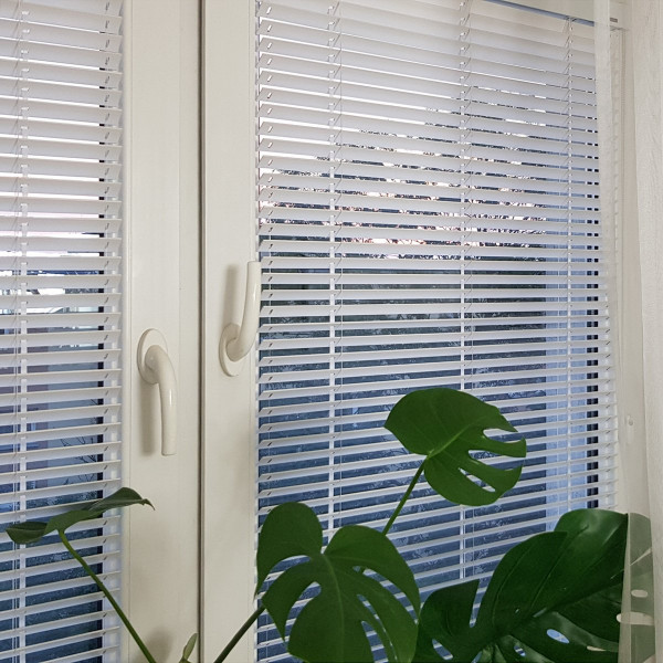 Żaluzja drewniana biała 25 mm do sypialni w rozm. 59x120 cm