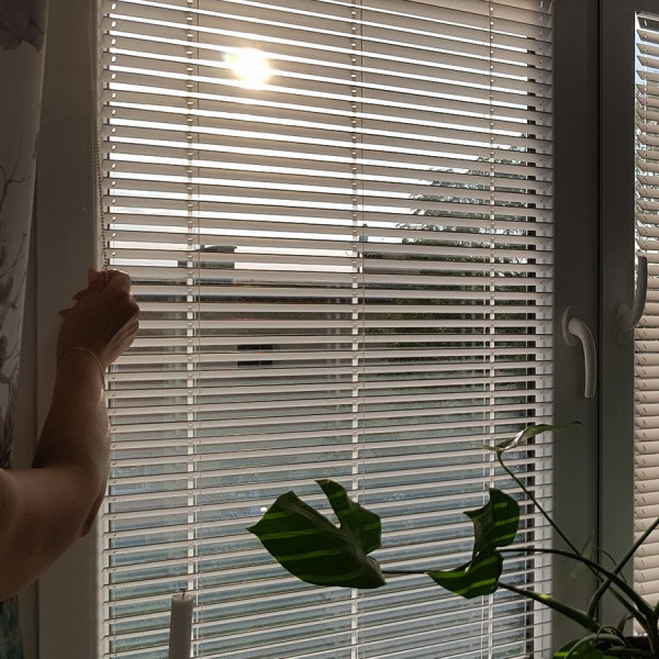 Żaluzja drewniana biała 25 mm do sypialni w rozm. 59x120 cm