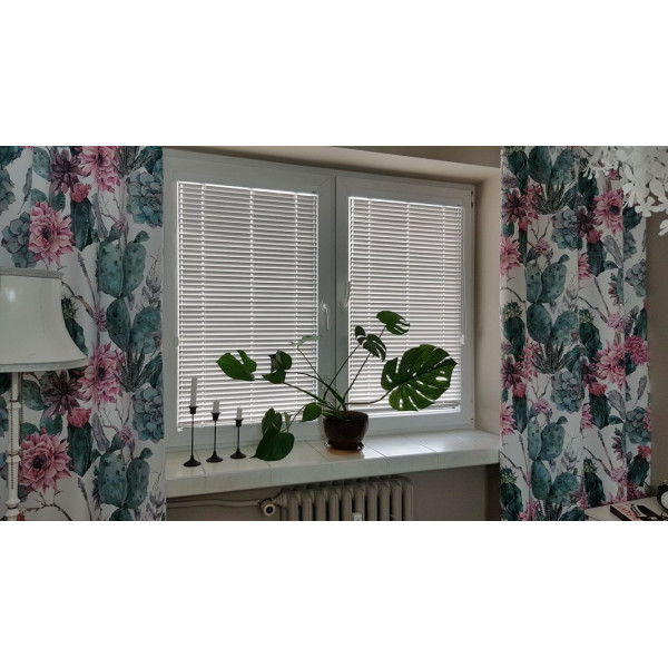 Żaluzja drewniana biała 25 mm do sypialni w rozm. 59x120 cm