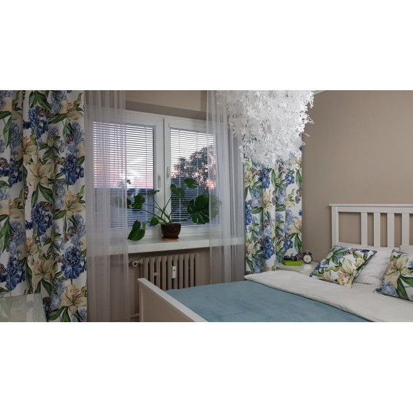 Żaluzja drewniana biała 25 mm do sypialni w rozm. 59x120 cm