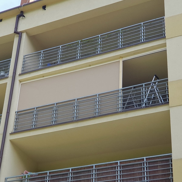 Roleta balkonowa Screen SK90 w kolorze kremowym z silnikiem elektrycznym w rozm. 460x260 cm