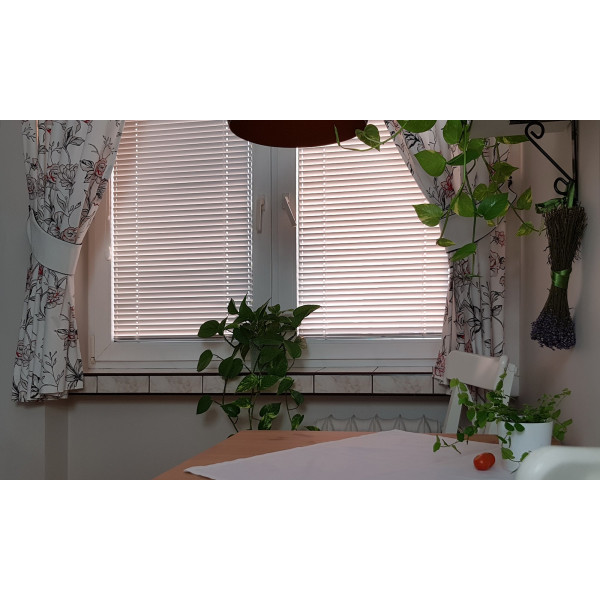 Żaluzja drewniana do kuchni, biała 25 mm w rozm. 49x125 cm