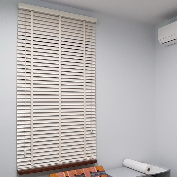 Żaluzja drewniana z drabinkątaśmową, biała 50 mm w rozm. 60x140 cm