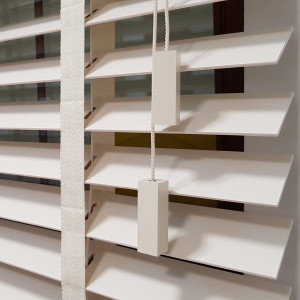 Żaluzja drewniana z drabinkątaśmową, biała 50 mm w rozm. 60x140 cm 2