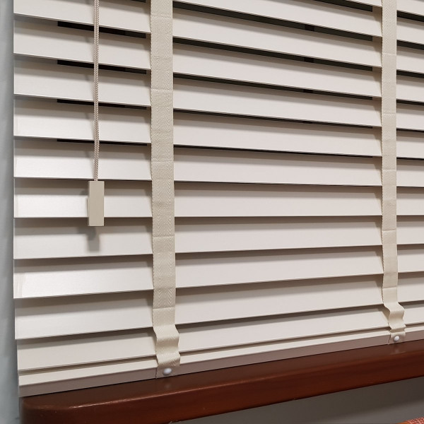 Żaluzja drewniana z drabinkątaśmową, biała 50 mm w rozm. 60x140 cm