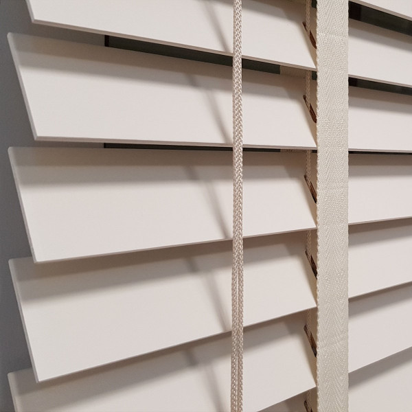 Żaluzja drewniana z drabinkątaśmową, biała 50 mm w rozm. 60x140 cm