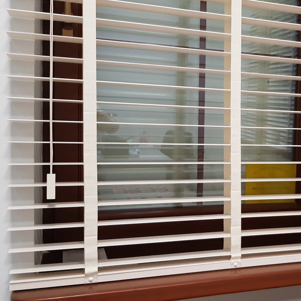 Żaluzja drewniana z drabinkątaśmową, biała 50 mm w rozm. 60x140 cm
