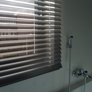 Żaluzja aluminiowa do łazienki, 50mm perforowana w rozm. 165x164 cm 2