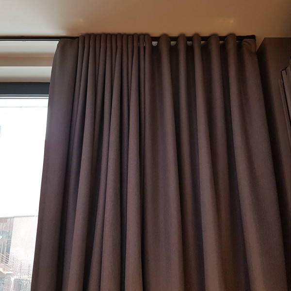 Karnisz z napędem elektrycznym SHUTTLE L, czarny 24V rozm. 250 cm