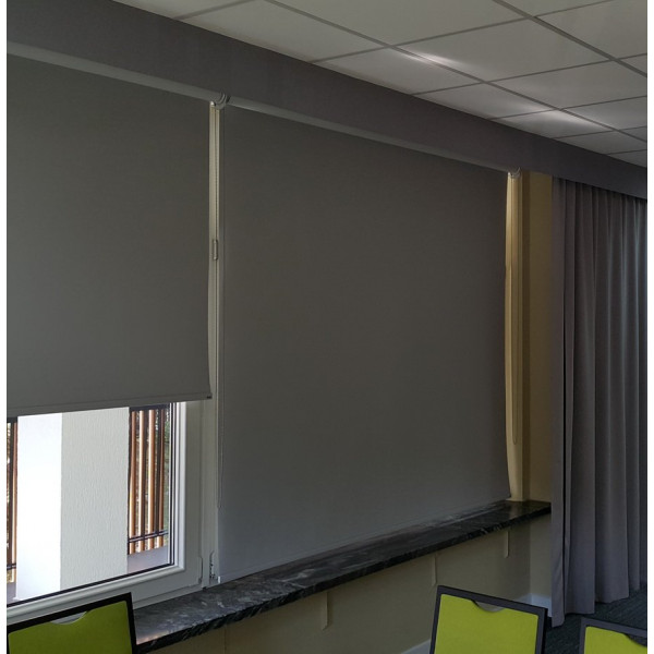 RM 40 Roleta elektryczna zaciemniająca w rozm. 165x160 cm
